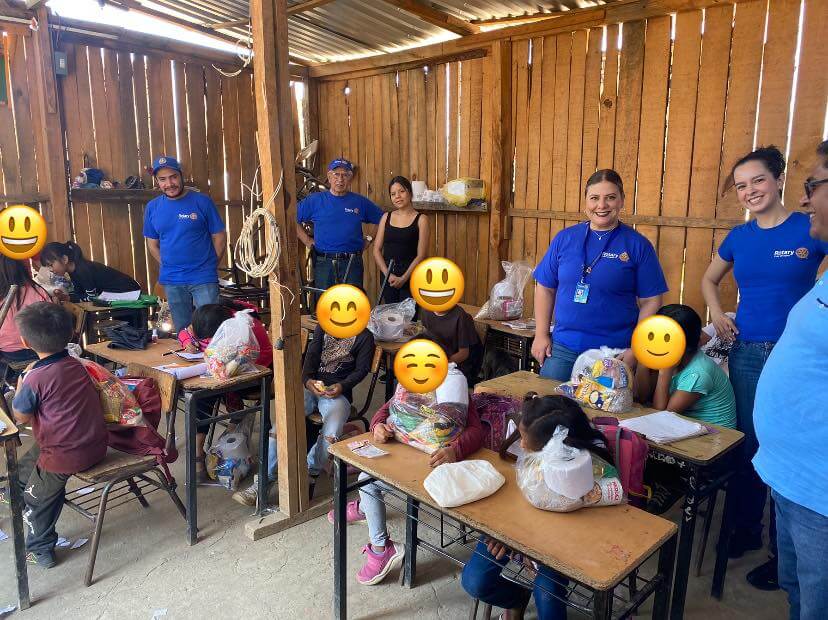 Entrega de apoyos a niñas y niños